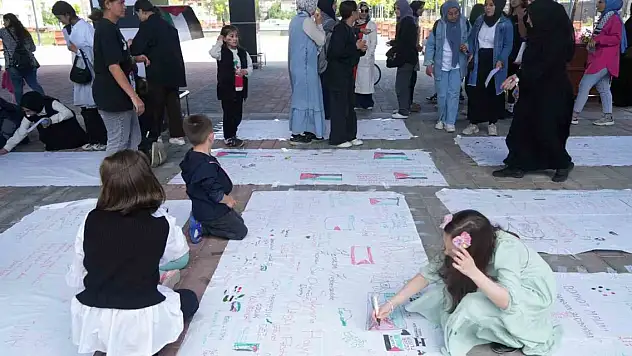 Filistin için bir araya gelen kadınlar ve çocuklar duygularını beyaz çarşaflara yazdı