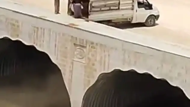 Kamyonetteki çöpleri dereye boşalttılar
