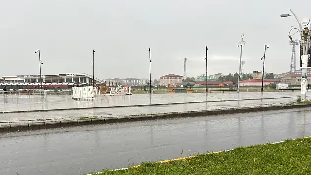 Ağrı'da sağanak yağmur doluya dönüştü