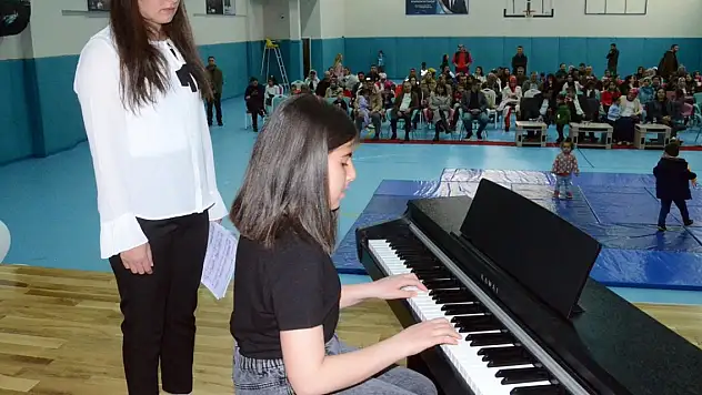 Kars'ta minik parmaklar piyano tuşlarında hünerlerini sergiledi