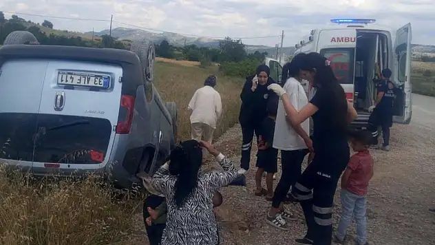 Diyarbakır'da hafif ticari araç takla attı: 4