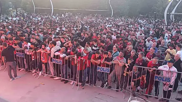 Gaziantepliler takımlarının kritik maçını dev ekrandan takip ediyor