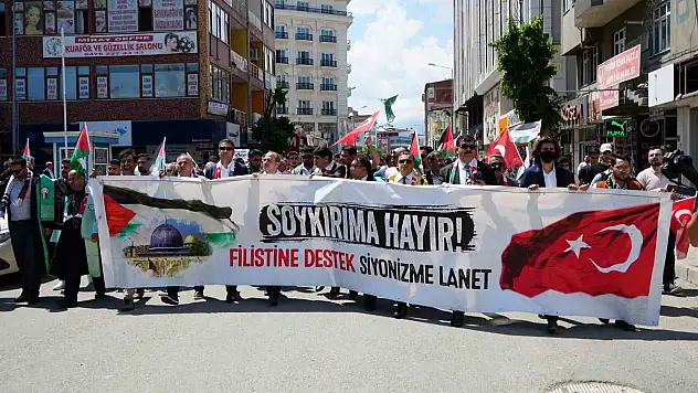 Iğdır Üniversitesi öğrencileri mezuniyette Filistin için yürüdü