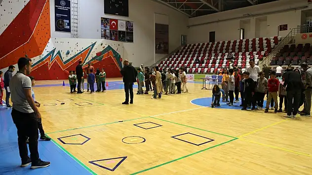Muş ve Bitlis'te öğrenciler geleneksel oyunları oynadı