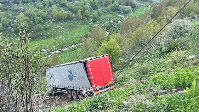 Virajı alamayan tır şarampole yuvarlandı