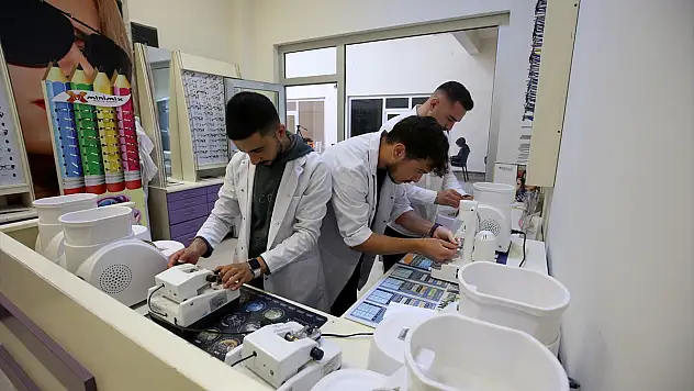 Muş'ta geleceğin optisyenleri kendilerini geliştiriyor