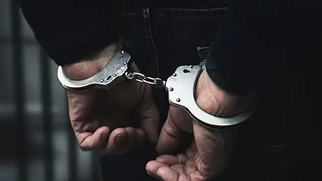 Kars'ta bir iş yerinde ruhsatsız silahlar ele geçirildi: 2 gözaltı