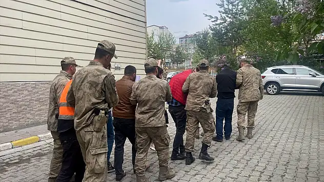 Kars'tan uyuşturucu alıp Ardahan'da satmaya çalışırken yakalandılar