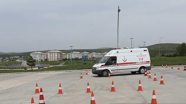 Kars'ta ambulans şoförlerine sürüş eğitimi verildi