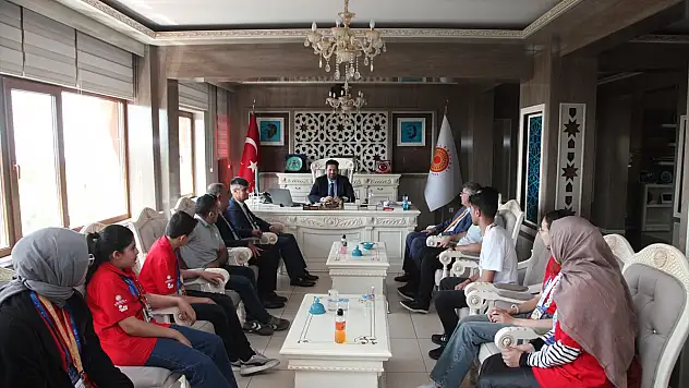 Ahlat Belediye Başkanı Gülmez, TÜBİTAK yarışmasında derece alan öğrencileri ağırladı