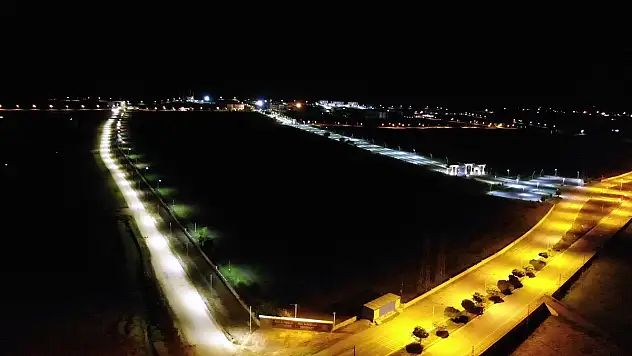 Muş'ta üniversite öğrencilerinin kullandığı yol ışıklandırıldı