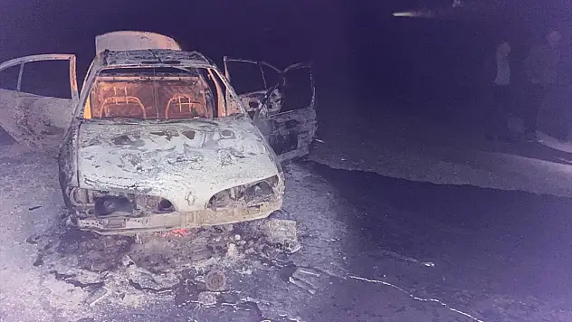 Muş'ta otomobil seyir halindeyken alev aldı