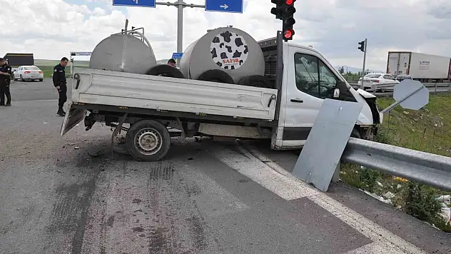 Kars'ta kamyonet ile otomobil çarpıştı: 4 yaralı