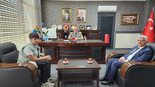 Van'da gönderden düşen Türk bayrağını tutarak öpen öğrenciyi tebrik edildi