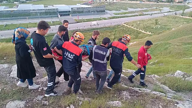 Van Kalesi'nde fotoğraf çektirmek isterken aşağı düştü