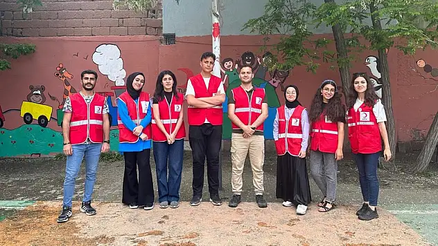Ağrı Kızılay Gönüllüleri okul bahçelerini rengarenk yaptı
