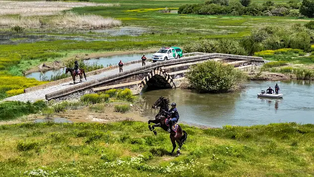 Van'da inci kefallerinin güvenli göçü için jandarmalar göz kırpmıyor