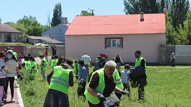 Doğa Koleji öğrencileri belediye ekipleri ile çöp topladı