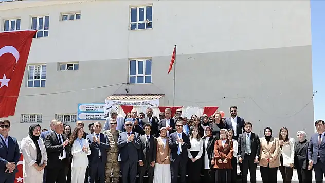 Bitlis Valisi Karaömeroğlu, mezuniyet törenine katıldı