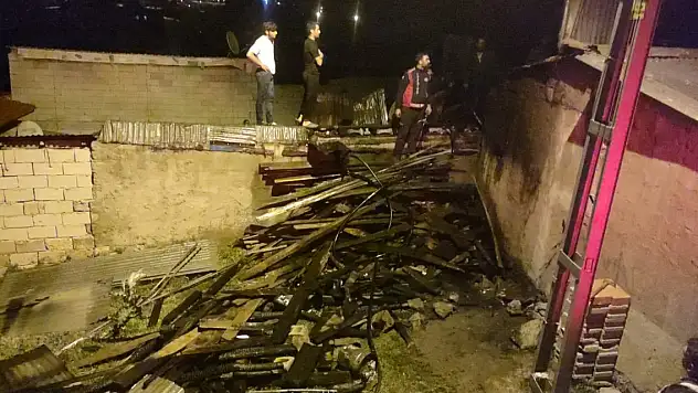Ağrı'da gece yarısı yanan ahır paniğe neden oldu