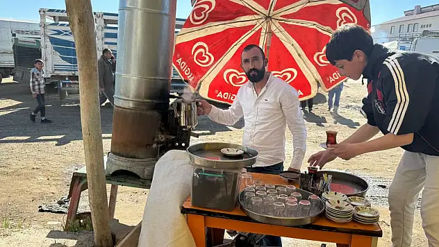 Ağrı Hayvan Pazarına Semaver yetmeyince Kazana geçtiler