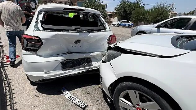 Diyarbakır'da 3 araç birbirine girdi