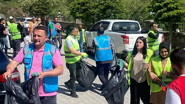 İshak Paşa Sarayı çevresindeki çöpler toplandı