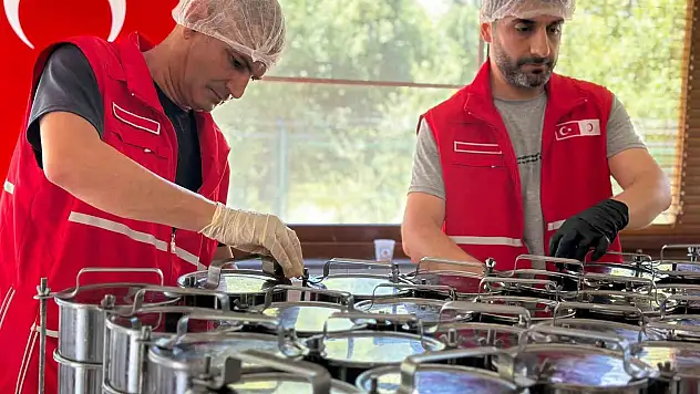 Kızılay, kestiği kurban etinden kalan kısmı günde 50 bin kişiye yemekle ulaştırıyor