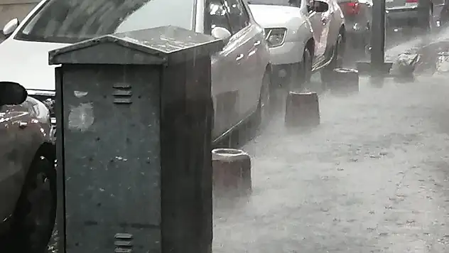 Ağrı'da Sağanak Yağış ve Dolu Hayatı Olumsuz Etkiledi