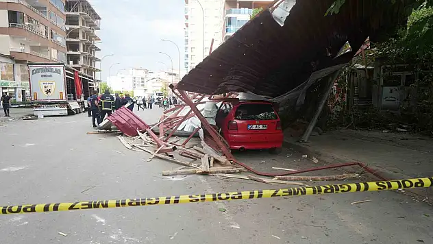 Muş'ta çatılar uçtu