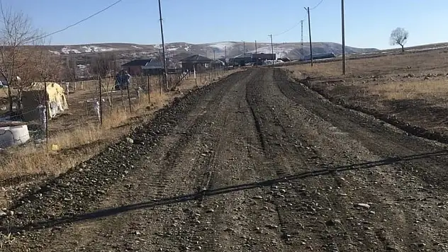 Ağrı'da köy yolları onarılıyor