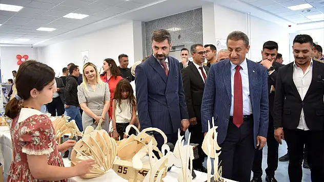 Bitlis Ahmet Eren Bilim ve Sanat Merkezi'nde yıl sonu sergisi düzenlendi