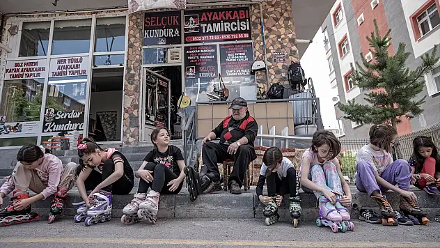 Erzurumlu patenci dede çocuklara paten öğretiyor