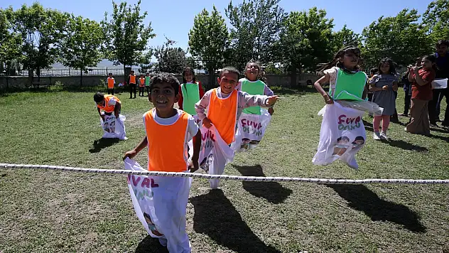 Muş'ta öğretmen adayları çocukları geleneksel oyunlarla eğlendiriyor