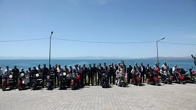 Bitlis'te engelli bireylere akülü araç hediye edildi