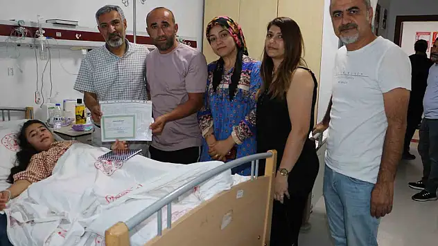 Diyarbakır'da küçük kız karne heyecanını hastanede yaşadı