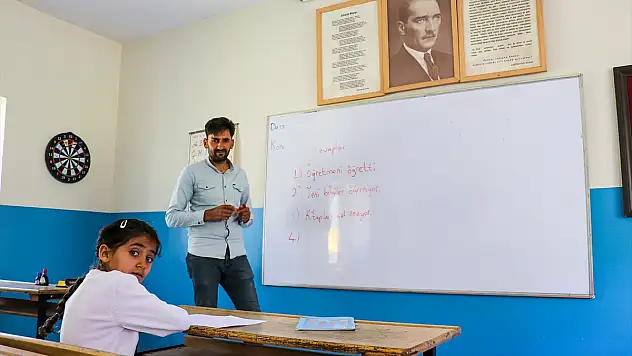 Van'da okulun tek öğrencisi Hasret'e karne günü sürprizi