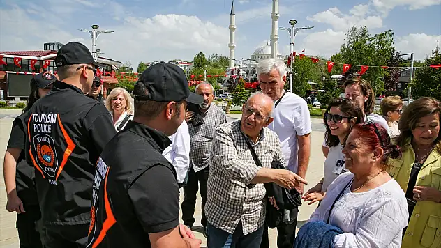 Van'da turizm polisleri, yerli ve yabancı turistlerin güvenliği için görev başında
