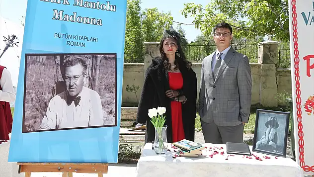 Kars'ta öğrenciler romanların karakterlerini canlandırdı