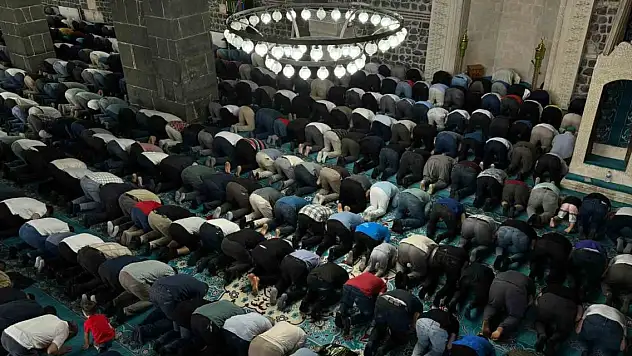 Diyarbakır'ın 5. Harem-i Şerif'inde bayram namazı kılındı