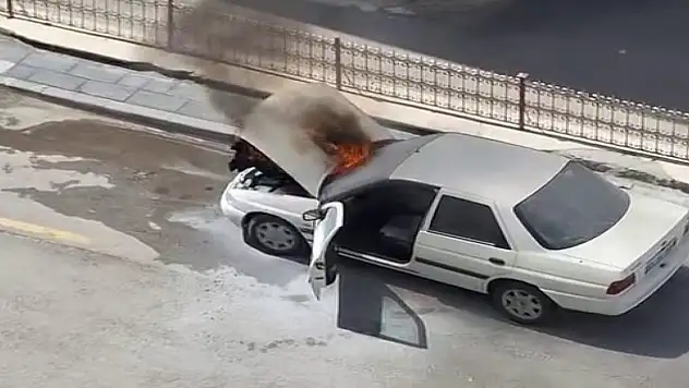 Erzurum'da araç bir anda alev aldı