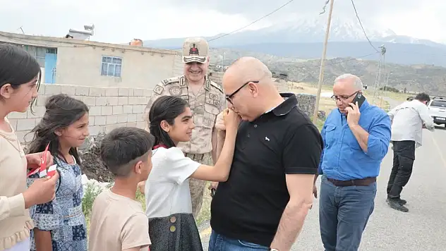 Vali bayrak sallayan çocukları görünce makam aracını durdurdu