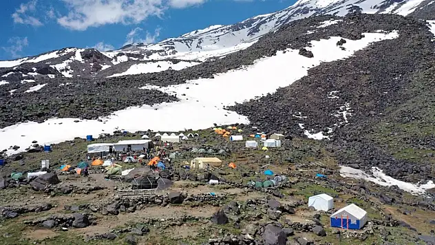 Ağrı Dağı'nın aşağısı yaz üstü Kış