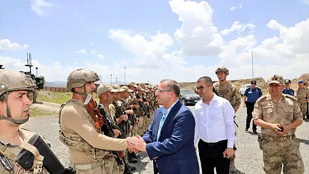 Kars Valisi Ziya Polat, Çemçe-Madur'daki üs bölgesinde askerlerle bayramlaştı