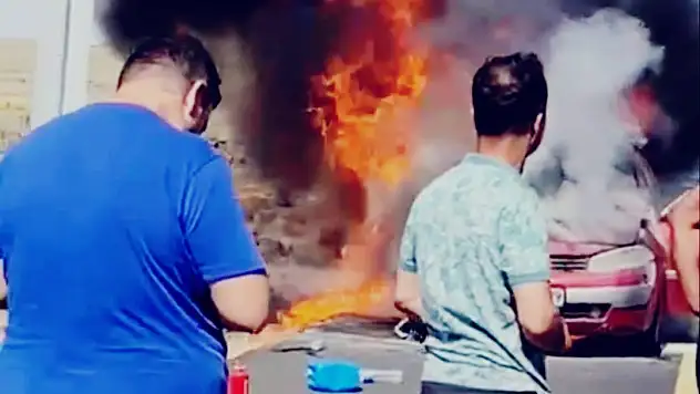 Diyarbakır'da seyir halindeki otomobil alev alev yandı
