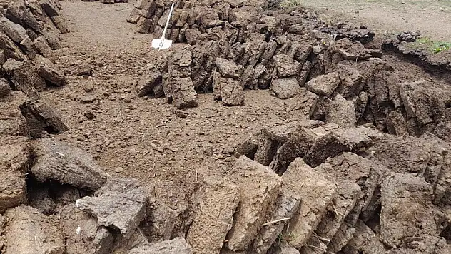 Ağrı köylerinde tezekler kesilerek kurutuluyor