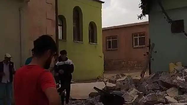 Diyarbakır'da fırtına cami minaresini evin üstüne devirdi