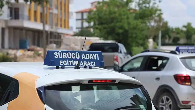 İlk araç sürüşünde 'Eş ve babadan hoca olmaz' uyarısı