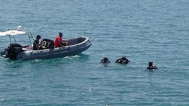 Van Gölü'nde kaybolan şahısın arama çalışmalarına helikopter desteği