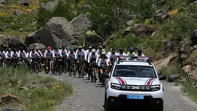 Bisiklet tutkunları ve sporcular Bitlis'te
